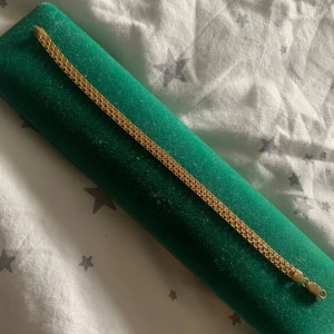 Guldarmband med kedjedesign - Säljer ett elegant guldarmband med en vacker kedjedesign. 14k guld ca 18cm långt och väger 5g. Perfekt som present eller för att skämma bort dig själv! ✨