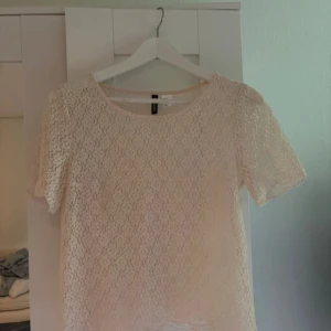 Rosa spets topp - Superfin ljusrosa topp från H&M i spets med blommigt mönster. 