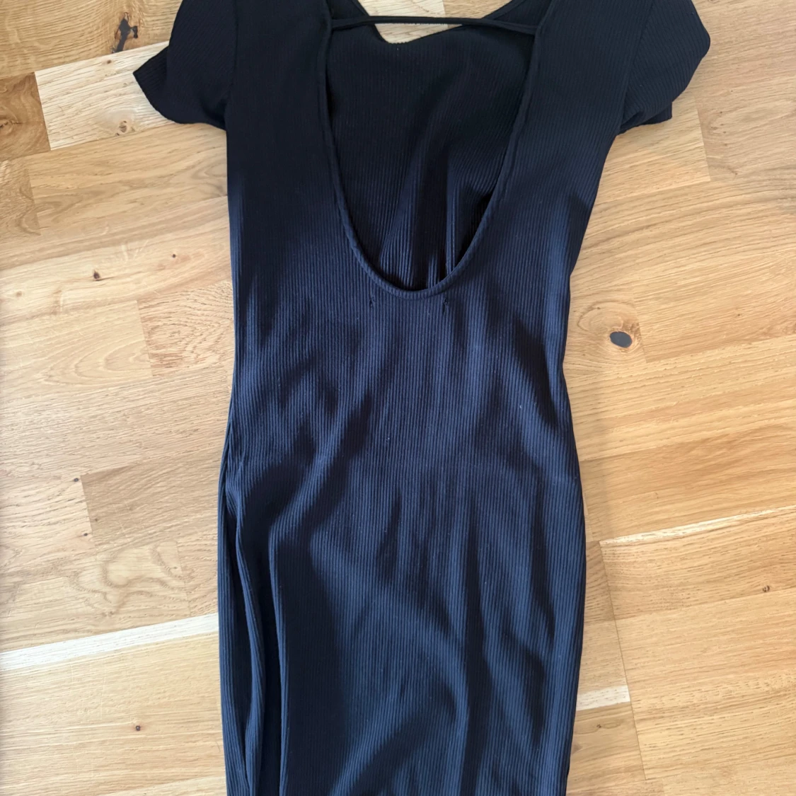 Svart ribbad kortklänning med öppen rygg - 1