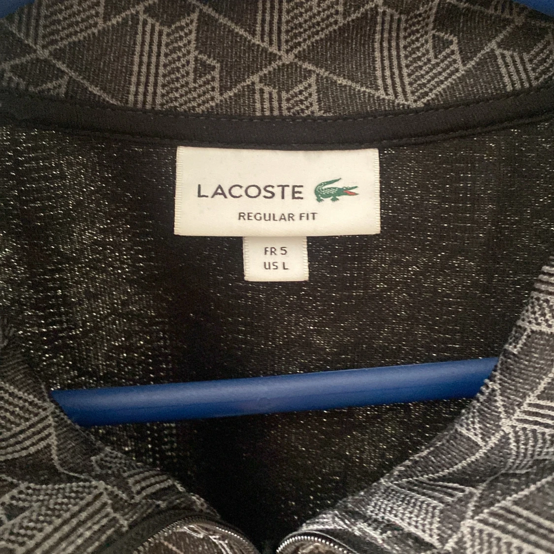 Svart mönstrad track jacket från Lacoste  - 2