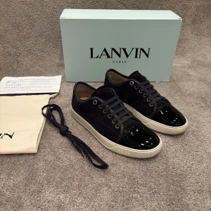 Lanvin Captoe  - Hej! Säljer nu dessa väldigt populära och eftertraktade lanvin skorna! Storlek UK 6 vilket motsvarar 40 i EU storlek!  Skick 9,5/10 (inprincip helt nya) Allt OG tillkommer vid köp, (box, dustbag, extra skosnören)  Ny pris= 5000 kr Säljs för= 2999 kr