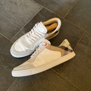 Burberry skor - Burberry skor i storlek 41, I fint skick. Box tillkommer tyvärr ej. Ett y i burberr(y) är tyvärr borta på höger skon. Skriv gärna vid funderingar 