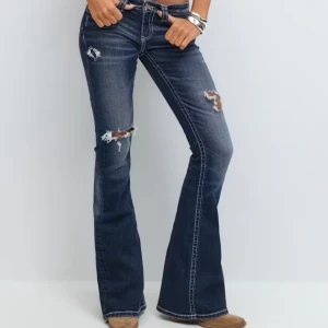 Gina 14+ jeans med slitningar - Snygga lågmidjade mörkblå jeans med hål som är helt slutsålda. De är från Gina Tricot 14+ och i storlek XS, regular längd. De är helt nya med prislappen kvar. Säljer dyrare  eftersom de är helt slutsålda och nya💗 (bilderna är från deras hemsida) de är bara att höra av sig vid frågor! 🪽