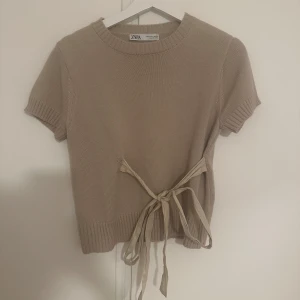 Populär Zara topp! - Säljer nu min populära stickade t-shirt från Zara med knytsnöre! Använt den bara några få gånger🥰