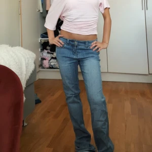 Blå bootcut jeans med låg midja - Blå bootcut jeans med låg midja!!💕💕