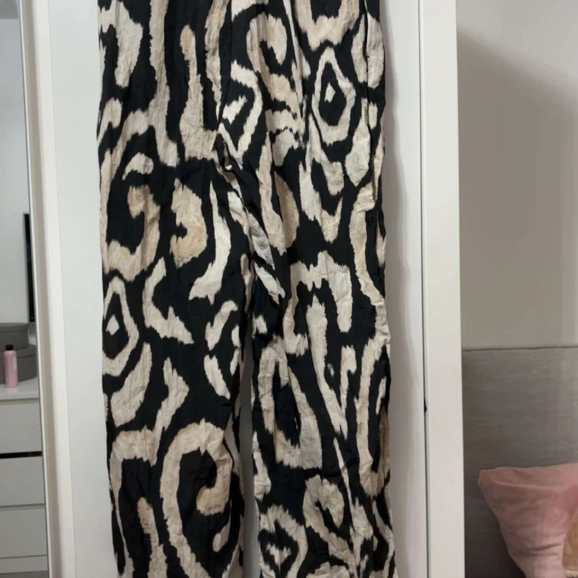 Svarta vida byxor med mönster H&M XS - 1