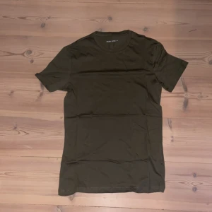 Peir one T-shirt Nyskick - Säljer en sjukt snygg mörkgrön t-shirt från Pier One i storlek XS. Helt ny aldrig använt. Fraktar samma dag som köpet görs eller senast dagen efter 