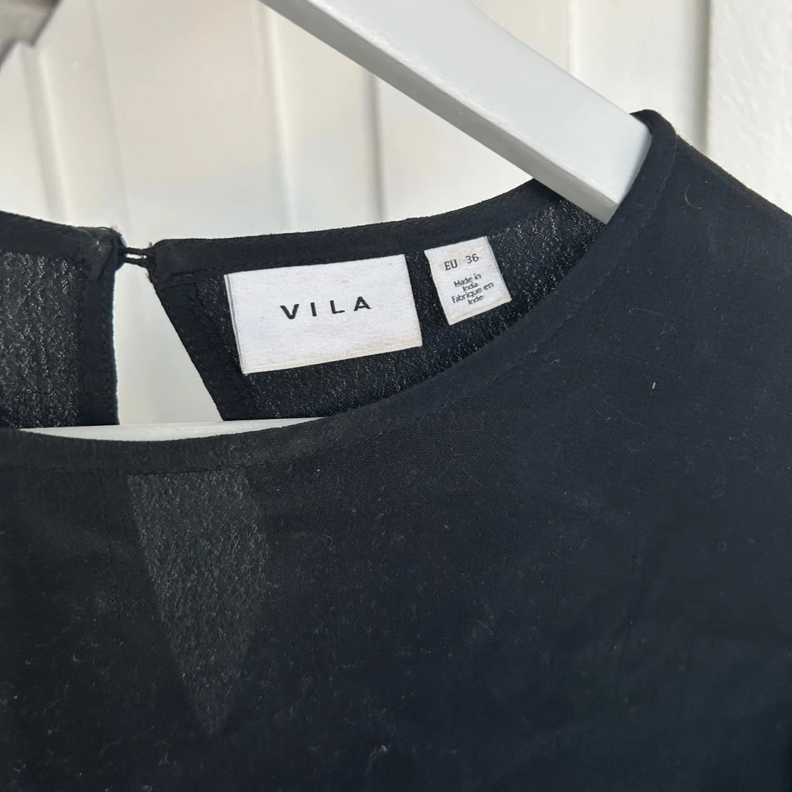 Svart blus med volang från VILA - 3
