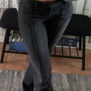 Svarta bootcut jeans med fickdetaljer - Byxorna är i x-tall från madlady, dom ä väldigt stretchiga men har defekter så de ser heller inte dåligt ”använda” ut mer att de såklart är lite urtvättade, finns en slitning nertill och ett märke jag inte vet om det går bort framtill, därav priset💗