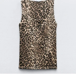 Leopardmönstrad ärmlös topp Zara - Snygg ärmlös topp från Zara med leopardmönster i beige, brunt och svart. Modellen är rak och tight, perfekt att styla med jeans eller kjol för en cool look. Tunn och mjuk i materialet, passar dig som gillar att sticka ut.