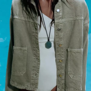 Grön jeansjacka  - Hej säljer min älskade Zara jacka då jag växt ur den! Köpt förra october och kom endast till användning i nån månad innan snön hann komma. skcika dm för eventuella frågor ❤️