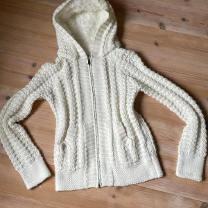 JÄTTE söt downtown girl stickad hoodie - När jag säger att jag hade TUR när jag hittade denna alltså. Köpt på second hand o säljs därför inte längre. Passar mig perfekt som bär xs/s o är 168/169. Har bara lite små defekter som trådar som har gått upp lite men inget man tänker på. Bara att fråga för fler bilder!