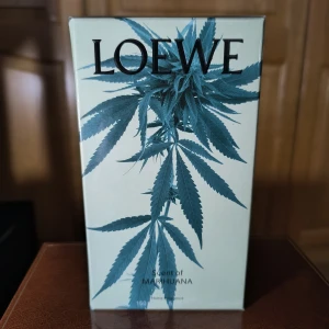Loewe Scent of Marihuana 150ml - Room Spray - Helt ny - Unik hemdoft från Loewe med doft av marihuana. Förpackningen är ljusgrön med en stor illustration av cannabisblad och svart logotyp. Rymmer 150 ml och är tillverkad i Spanien. Perfekt för dig som gillar annorlunda och trendiga dofter till hemmet. Ny inplastad. Nypris ca 1200kr