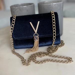 Mörkblå axelväska i sammet Valentino - Snygg mörkblå axelväska från Valentino i lyxig sammet. 