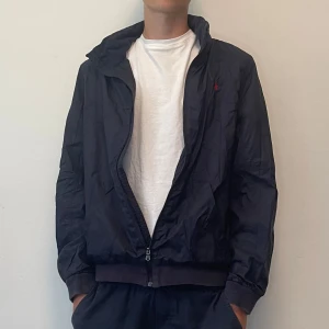 Ralph Lauren Windbreaker  - Säljer en Ralph Lauren windbreaker i bra skick, den är storlek XS och passar dig som är ungefär 170, modellen i bilderna är 170cm lång, pris kan diskuteras vid snabb affär 