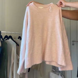 Ljusrosa oversized stickad tröja - Supermysig ljusrosa stickad tröja med oversized passform och långa ärmar. 