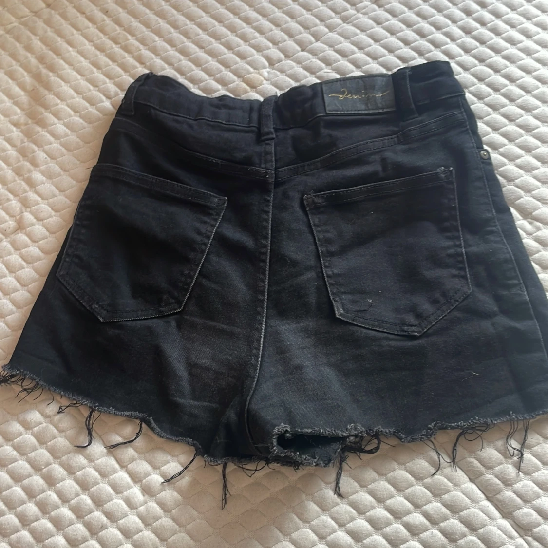 Svarta jeansshorts från Lindex - 1