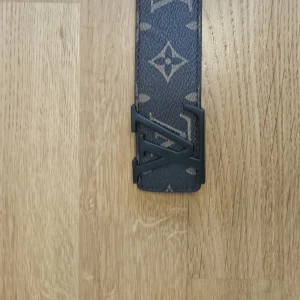 LV bälten  - LV bälten till salu helt nya och oanvända jätte bra skick. Med följer en hål görare 