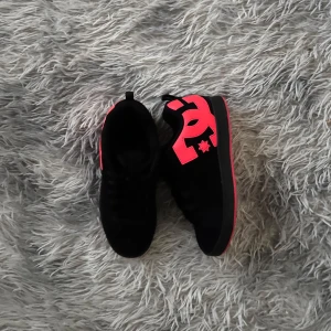 Dc skor - Jättesnygg har använt ett par gången, men annars ser dem helt fina och nya ut!!