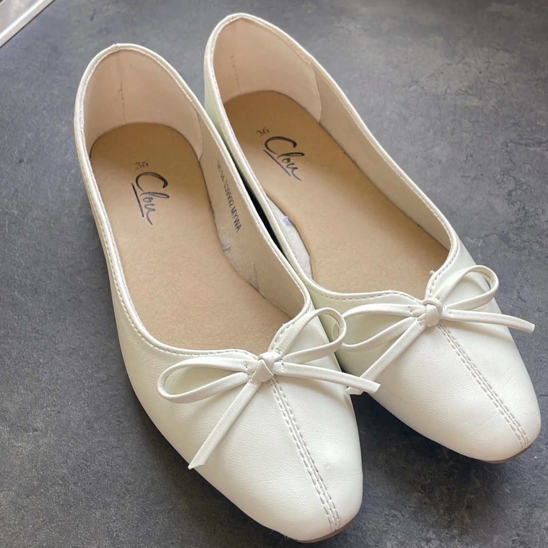 Vita ballerinaskor med rosett