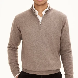 Beige tröja med dragkedja - Snygg beige tröja med dragkedja och ribbade muddar. Perfekt för en stilren look.