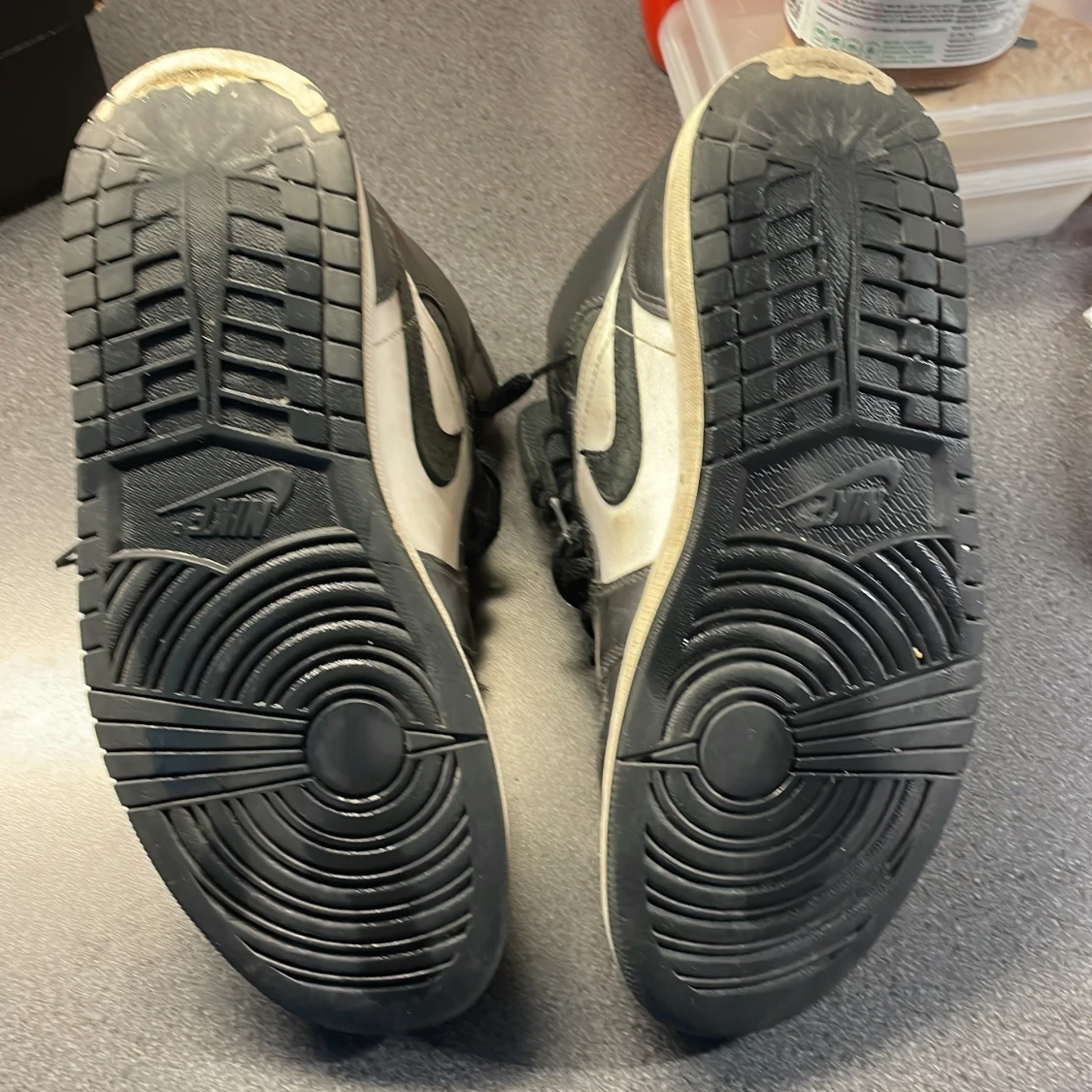 Nike Air Jordans i svart och vit - 3