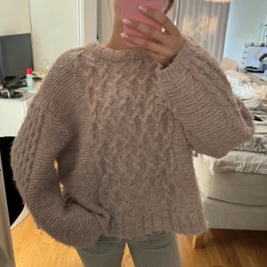 Beige stickad tröja - Fin beige stickad tröja med mönster💕 knappt använd🤗