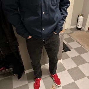 Jack & Jones jeans  - Säljer dessa stilrena Jack and Jones jeans i storlek 32/32!🍾  En defekt dock på gylfen som jag kan skicka bild på vid kontakt!🔌