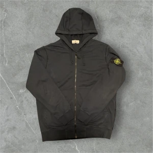Stone Island Zip Hoodie Mörkblå - Ny Mörkblå zip hoodie från Stone Island, ingen prislapp men kvitto finns!✌🏻 📍Storlek:XL  💪🏽Skick: Ny utan prislapp, Kvitto finns!  📦Skickar alltid inom 24h  💸Köp fler plagg för att få billigare pris  ✅Äkthetsgaranti 