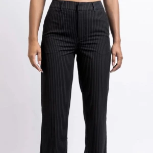 Kostymbyxor  - Kostymbyxor från madlady! Som nyskick. Uppsydda för att passa en som är 163. Går lätt att sprätta upp om man är längre till orginallängden 🫶