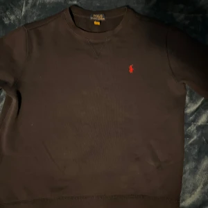 Ralph Lauren Sweatshirt - Snygg och Grisch Ralph Lauren sweatshirt, köpt från kids brand store storlek L (14-16) så passar S för man. Använd endast ett fåtal gånger, skick 9/10