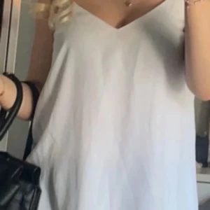 Vit topp - Vit topp med luftigt material ganska stor i storleken