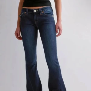 True religion jeans  - Superfina true religion jeans i mörkblå färg. I bra skick endast använda några få gånger. Dock har sömmen släppt på lappen (se bild) men det går att lösa med lite sykunskaper😊Kontakta om du har fler frågor!! 