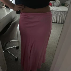 Rosa satin långkjol - Säljer en stilren rosa långkjol i siden material. Använda fåtal gånger 