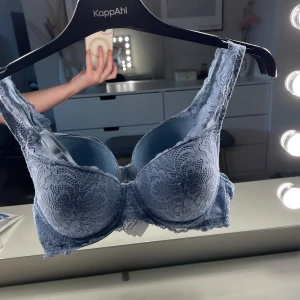 Blå spets-bh från Kappahl - Säljer en snygg blå spets-bh från Kappahl. Den har vackra spetsdetaljer och justerbara axelband för perfekt passform. Perfekt för att känna sig både bekväm och stilfull. 💙storlek 75B. Kan justeras runt magen och axlarna. Skriv gärna vid frågor!