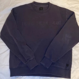 Tiger of Sweden | S - ‼️Mörkblå Sweatshirt från Tiger of Sweden‼️             Märke: Tiger of Sweden 🏷️                                               Storlek: S📏                                                                     Passform: Regular fit 📌                                                       Skick: ⭐️7/10, trycket är ganska slitet⭐️                       Fraktar: Inom 1 dag 📦   