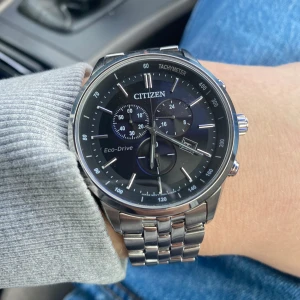 Citizen Eco-Drive herrklocka - Snygg Citizen Eco-Drive herrklocka med svart urtavla och silverfärgad länkarmband. Klockan har flera sub-dials och en tachymeter runt urtavlan. Perfekt för den stilmedvetne som vill ha en pålitlig accessoar. Det finns extra länkar som med följer ny pris 3600