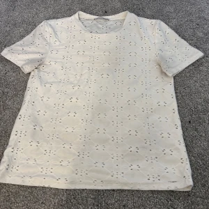 Vit T-shirt från Zara  - Säljer en vit T-shirt från Zara i storlek S. Med fina detaljer på💗har ett litet hål längst ner som var där när ja köpte den i butik🤗