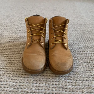 Timberlands 39 - Säljer nu mina timberlands storlek 39. De har används väl och är i ett mycket bra sick.