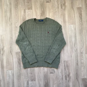 Ralph Lauren Knit  - • Säljer en Ralph Lauren Cable Knit   • Tröjan är i nytt skick och saknar några tecken på användning eller slitage 🙌🏼  • Storlek L och är true to size  • Köp fraktas alltid inom 48h men siktar alltid på samma dag 📦 🙌🏼  • Vid snabb affär så kan priset diskuteras 👍🏼 