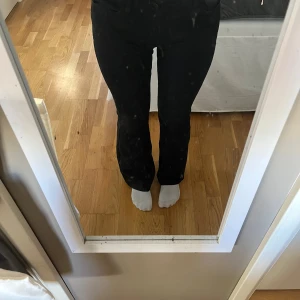 Svarta low waist jeans - Svarta lågmidjade jeans från Lindex i storlek 158.