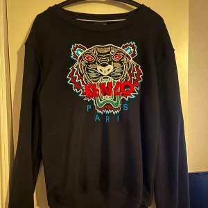 Svart tröja från Kenzo - Knappt använd tröja från Kenzo, storlek XL men är liten i storleken 
