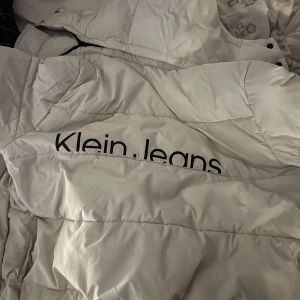 Vit pufferjacka från Klein Jeans - Klein jeans jacka, storlek M, använd under 1 säsong 