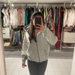 Grå hoodie med dragkedja - Säljer min zip-up gråa hoodie som är sååå najs!! Man kan ha den när som helst, till skolan,gymmet eller bara chilla i. Från bikbok i storlek Xs men skulle säga att den är större i stoleken!🩶