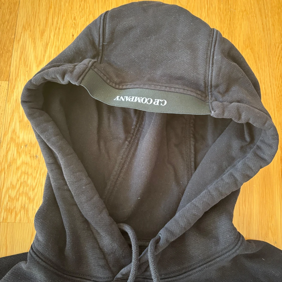 Svart hoodie från C.P. Company - 4