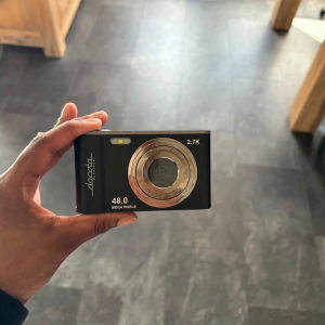 Digitalkamera  - Detta är min Dacota platinum DC03. Den har 48 megapixel. Den är jättebra men känner inte att jag har användning av den längre. Den kommer med förpackning & laddare. 