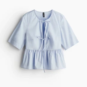 Fin blus från H&M - Säljer denna fina sommar topp från hm💞 skriv för fler bilder💞