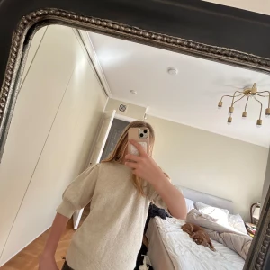 Beige stickad tröja - Säljer en mysig beige stickad tröja med trekvartsärmar. Perfekt för kyligare dagar. Tröjan har ribbade detaljer vid ärmslut och nederkant. Tröjan är lite nopprig men inte så mycket❤️❤️