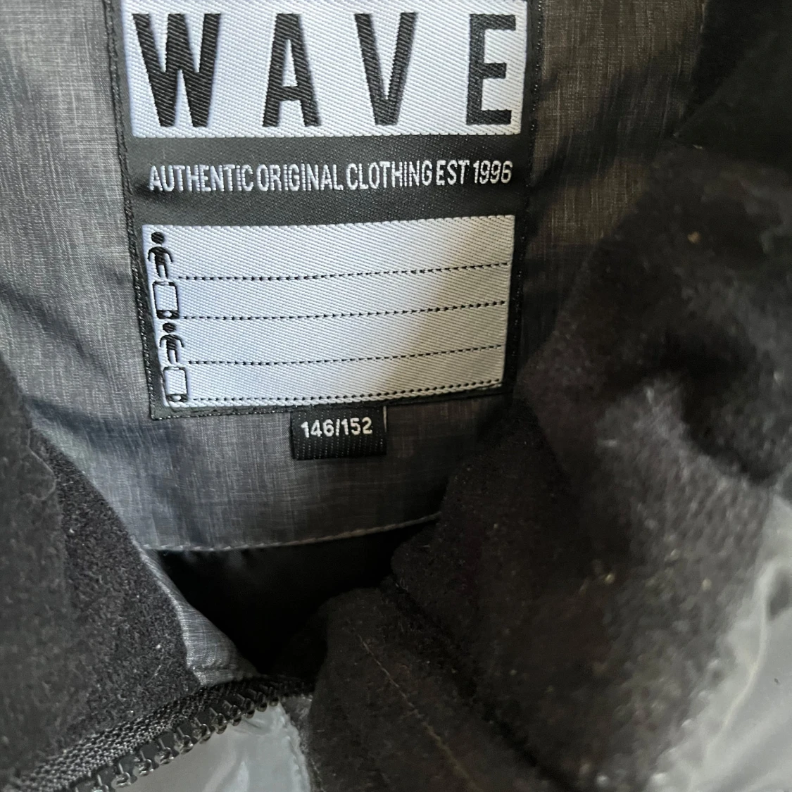 Grå och svart dunväst från WAVE - 2