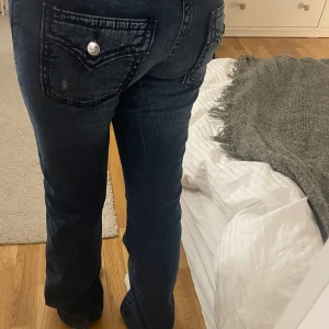 Mörkblå jeans från Gina Tricot - Mörkblå bootcut jeans från Gina tricot i storlek 170, helt oanvända.